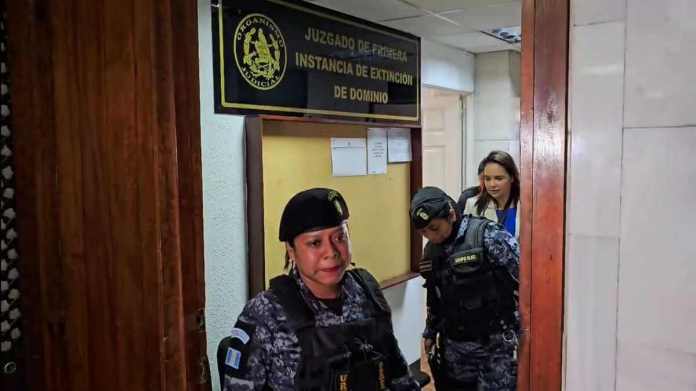 Ex vicepresidenta, Roxana Baldetti, acudio al Juzgado de Extinción de Dominio para evitar que bienes vinculados a su persona siguieran embargados. Foto La Hora: Cortesía