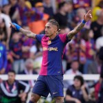 Raphinha cruza de rodillas el césped del estadio de Montjuïc luego de la gran temporada del Barcelona. Foto La Hora: AP.