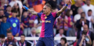 Raphinha cruza de rodillas el césped del estadio de Montjuïc luego de la gran temporada del Barcelona. Foto La Hora: AP.