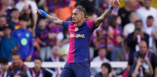 Raphinha cruza de rodillas el césped del estadio de Montjuïc luego de la gran temporada del Barcelona. Foto La Hora: AP.