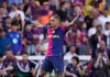 Raphinha cruza de rodillas el césped del estadio de Montjuïc luego de la gran temporada del Barcelona. Foto La Hora: AP.