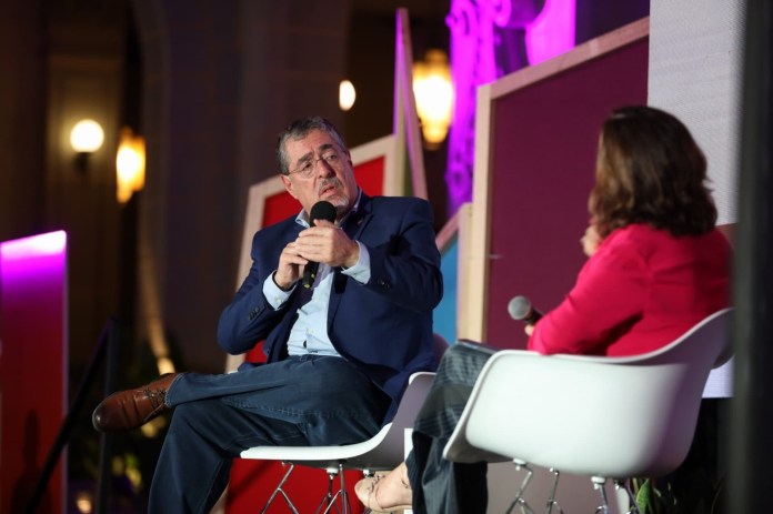 El presidente Bernardo Arévalo fue entrevistado por la directora de El País, Pepa Bueno.