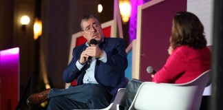 El presidente Bernardo Arévalo fue entrevistado por la directora de El País, Pepa Bueno.