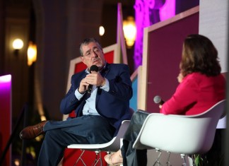 El presidente Bernardo Arévalo fue entrevistado por la directora de El País, Pepa Bueno.