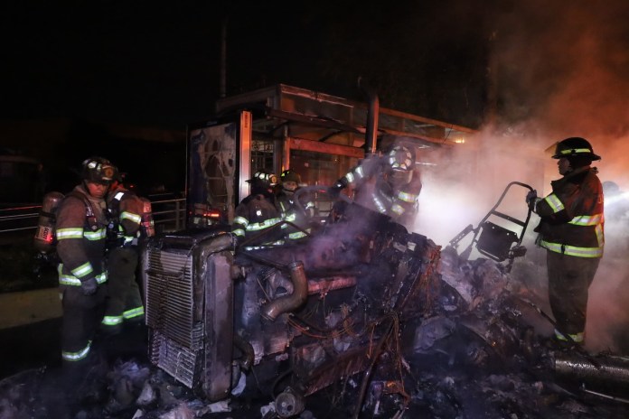 Bomberos Voluntarios cubrieron la emergencia, informando que se trataba de un vehículo de transporte pesado. Foto La Hora: Bomberos Voluntarios.