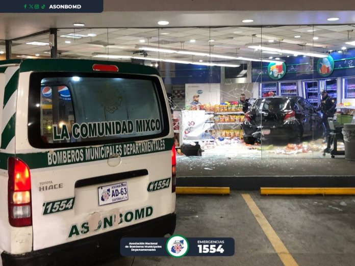 Vehículo se empotra en tienda de conveniencia en Mixco. Foto La Hora: Bomberos Departamentales.