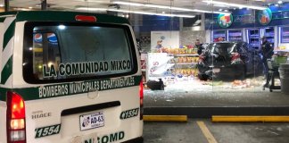 Vehículo se empotra en tienda de conveniencia en Mixco. Foto La Hora: Bomberos Departamentales.