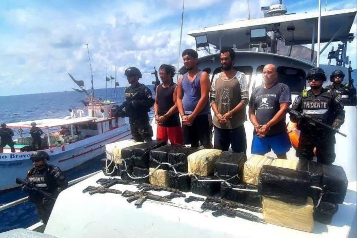 Barco pesquero interceptado en la costa salvadoreña en el cual transportaban una tonelada de cocaína. Foto La Hora: Red social X de Nayib Bukele