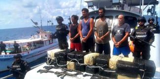 Barco pesquero interceptado en la costa salvadoreña en el cual transportaban una tonelada de cocaína. Foto La Hora: Red social X de Nayib Bukele