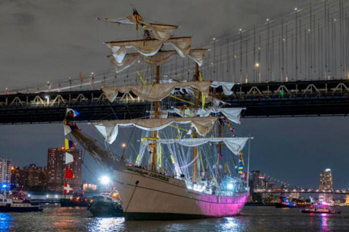 Fotografía del buque escuela mexicano Cuauhtémoc junto al puente de Brooklyn. Foto La Hora: EFE.