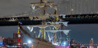 Fotografía del buque escuela mexicano Cuauhtémoc junto al puente de Brooklyn. Foto La Hora: EFE.