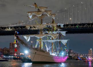Fotografía del buque escuela mexicano Cuauhtémoc junto al puente de Brooklyn. Foto La Hora: EFE.