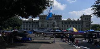 El STEG mantiene campamentos frente al Palacio Nacional en forma de presión al gobierno por el Pacto Colectivo.