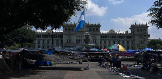 El STEG mantiene campamentos frente al Palacio Nacional en forma de presión al gobierno por el Pacto Colectivo.