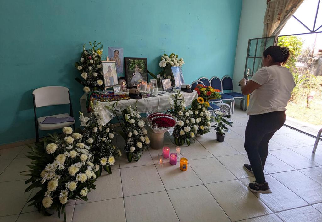 Una persona observa un altar dedicado a la cadete de la Heroica Escuela Naval de Veracruz. Foto La Hora: EFE.