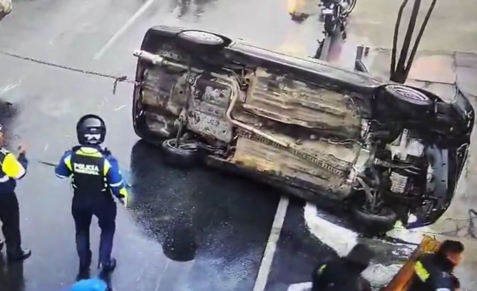 Un cierre vehicular sobre la Calzada Roosevelt, luego que un automóvil quedara volcado luego que este derrapara sobre la cinta asfáltica debido a las lluvias reportadas.