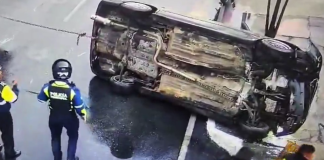 Un cierre vehicular sobre la Calzada Roosevelt, luego que un automóvil quedara volcado luego que este derrapara sobre la cinta asfáltica debido a las lluvias reportadas.