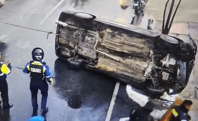 Captura de pantalla 2025-05-09 071633 Un cierre vehicular sobre la Calzada Roosevelt, luego que un automóvil quedara volcado luego que este derrapara sobre la cinta asfáltica debido a las lluvias reportadas.