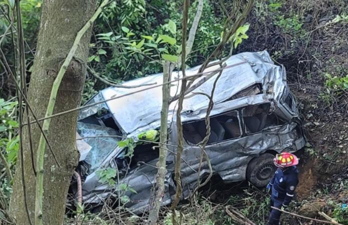 Microbús con personal médico cae al vacio en el km 59 del Libramiento, Chimaltenango
