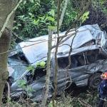 Microbús con personal médico cae al vacio en el km 59 del Libramiento, Chimaltenango