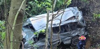 Microbús con personal médico cae al vacio en el km 59 del Libramiento, Chimaltenango