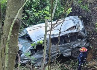 Microbús con personal médico cae al vacio en el km 59 del Libramiento, Chimaltenango