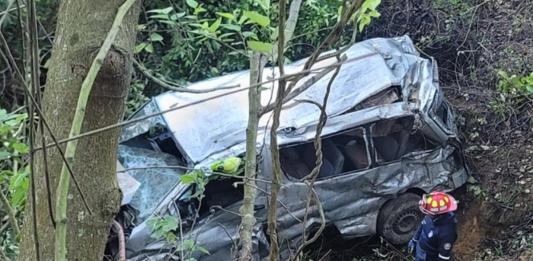 Microbús con personal médico cae al vacio en el km 59 del Libramiento, Chimaltenango