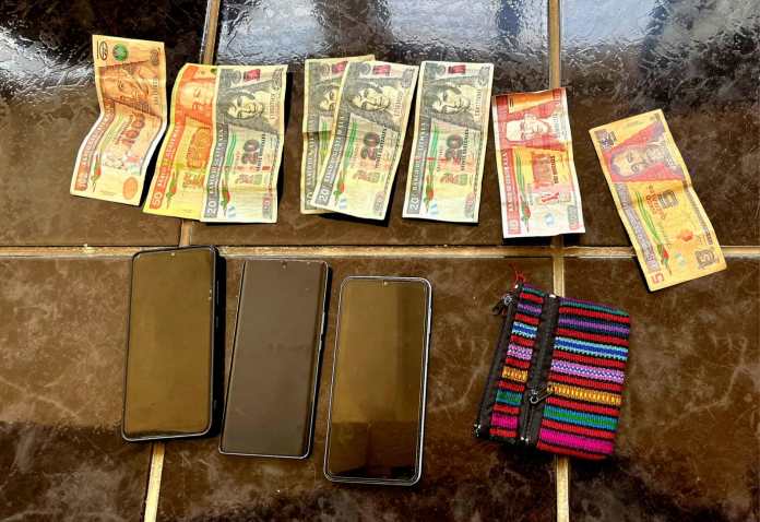 "Los Quichelenses": Madre e hija capturadas por robar celulares en mercado de Chimaltenango. Foto La Hora: PNC.