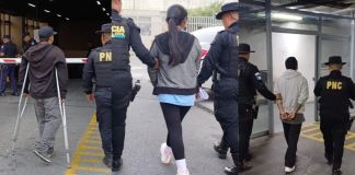 Presuntos miembros del barrio 18 con capturados ya que contaban con orden de captura. Foto La Hora: PNC