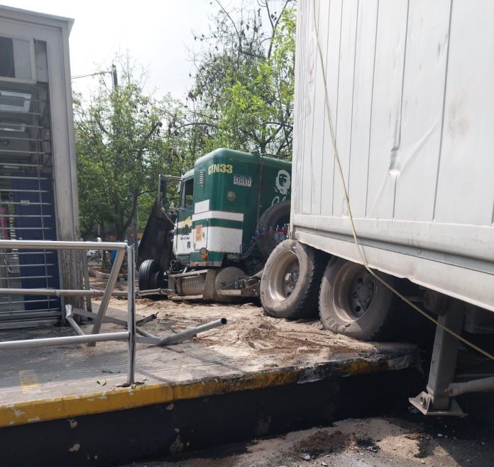 Tráiler impacta contra estación de Transmetro a cercanías de la colonia 4 de Febrero