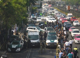 La policía acordona el área donde la secretaria privada de la alcaldesa de la Ciudad de México, Ximena Guzmán, y el asesor José Muñoz fueron asesinados en la Ciudad de México, el martes 20 de mayo de 2025. Foto La Hora: AP.
