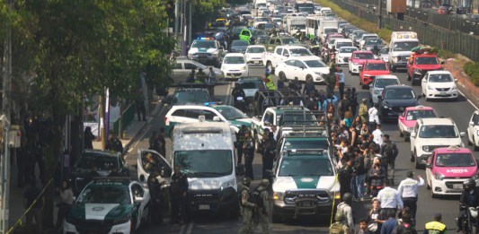 La policía acordona el área donde la secretaria privada de la alcaldesa de la Ciudad de México, Ximena Guzmán, y el asesor José Muñoz fueron asesinados en la Ciudad de México, el martes 20 de mayo de 2025. Foto La Hora: AP.