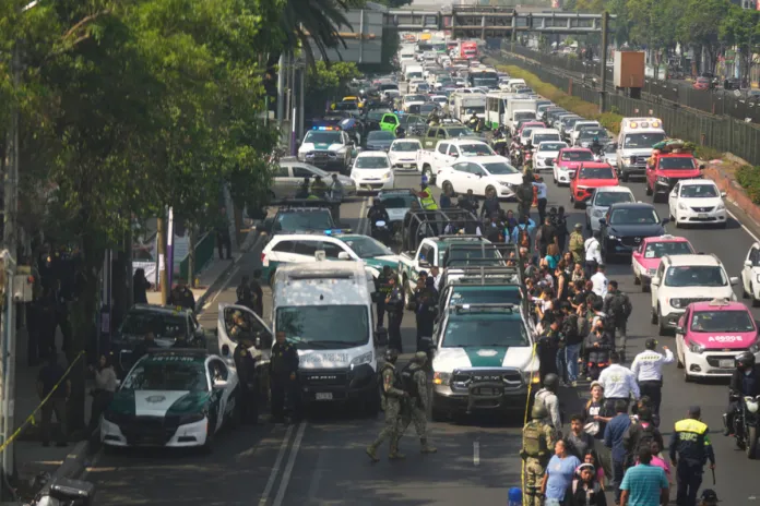 MÉXICO-VIOLENCIA La policía acordona el área donde la secretaria privada de la alcaldesa de la Ciudad de México, Ximena Guzmán, y el asesor José Muñoz fueron asesinados en la Ciudad de México, el martes 20 de mayo de 2025. Foto La Hora: AP.
