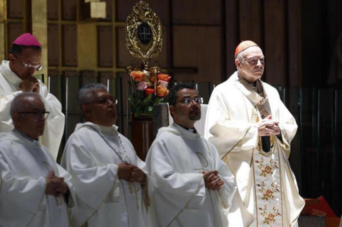 El arzobispo primado de México, Carlos Aguiar Retes (d), oficia una misa en honor al papa Francisco en la Basílica de Guadalupe de Ciudad de México (México). Retes es uno de los papas latinoamericanos que participará en el cónclave. Foto La Hora: EFE.