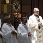El arzobispo primado de México, Carlos Aguiar Retes (d), oficia una misa en honor al papa Francisco en la Basílica de Guadalupe de Ciudad de México (México). Retes es uno de los papas latinoamericanos que participará en el cónclave. Foto La Hora: EFE.