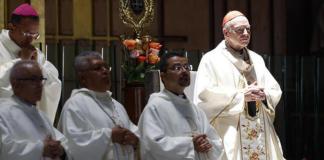 El arzobispo primado de México, Carlos Aguiar Retes (d), oficia una misa en honor al papa Francisco en la Basílica de Guadalupe de Ciudad de México (México). Retes es uno de los papas latinoamericanos que participará en el cónclave. Foto La Hora: EFE.