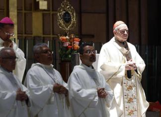 El arzobispo primado de México, Carlos Aguiar Retes (d), oficia una misa en honor al papa Francisco en la Basílica de Guadalupe de Ciudad de México (México). Retes es uno de los papas latinoamericanos que participará en el cónclave. Foto La Hora: EFE.