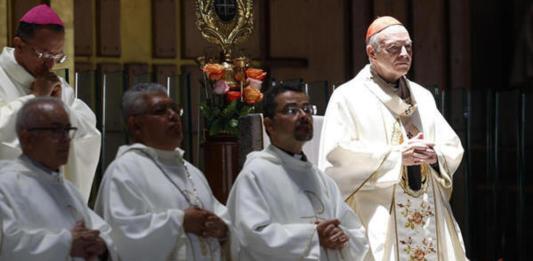El arzobispo primado de México, Carlos Aguiar Retes (d), oficia una misa en honor al papa Francisco en la Basílica de Guadalupe de Ciudad de México (México). Retes es uno de los papas latinoamericanos que participará en el cónclave. Foto La Hora: EFE.