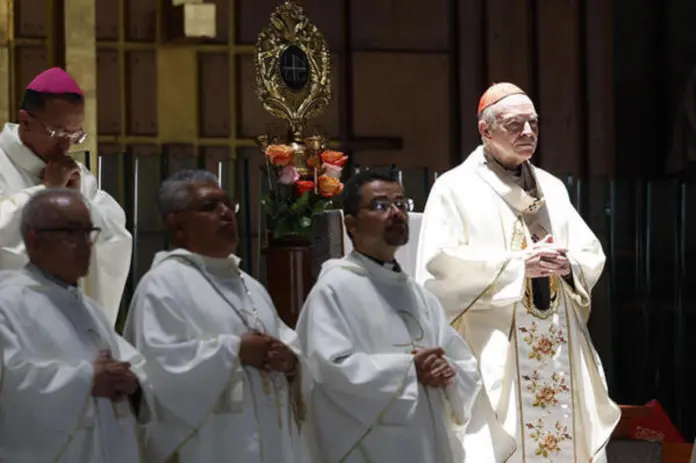 La presencia latinoamericana en el cónclave El arzobispo primado de México, Carlos Aguiar Retes (d), oficia una misa en honor al papa Francisco en la Basílica de Guadalupe de Ciudad de México (México). Retes es uno de los papas latinoamericanos que participará en el cónclave. Foto La Hora: EFE.