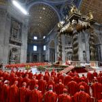La misa "Pro eligendo pontifice", que oficia el decano del colegio cardenalicio, Giovanni Battista Re, comenzó este miércoles en la basílica de San Pedro ante la presencia de los 133 cardenales que desde esta tarde se encerrarán en cónclave para elegir al papa número 267 de la historia de la Iglesia. EFE/ Mario Tomassetti/Vaticano ,
