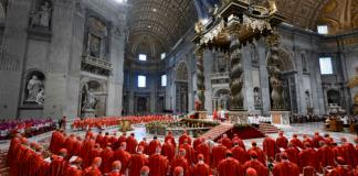 La misa "Pro eligendo pontifice", que oficia el decano del colegio cardenalicio, Giovanni Battista Re, comenzó este miércoles en la basílica de San Pedro ante la presencia de los 133 cardenales que desde esta tarde se encerrarán en cónclave para elegir al papa número 267 de la historia de la Iglesia. EFE/ Mario Tomassetti/Vaticano ,
