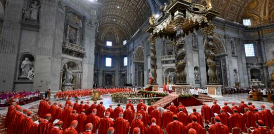 La misa "Pro eligendo pontifice", que oficia el decano del colegio cardenalicio, Giovanni Battista Re, comenzó este miércoles en la basílica de San Pedro ante la presencia de los 133 cardenales que desde esta tarde se encerrarán en cónclave para elegir al papa número 267 de la historia de la Iglesia. EFE/ Mario Tomassetti/Vaticano ,