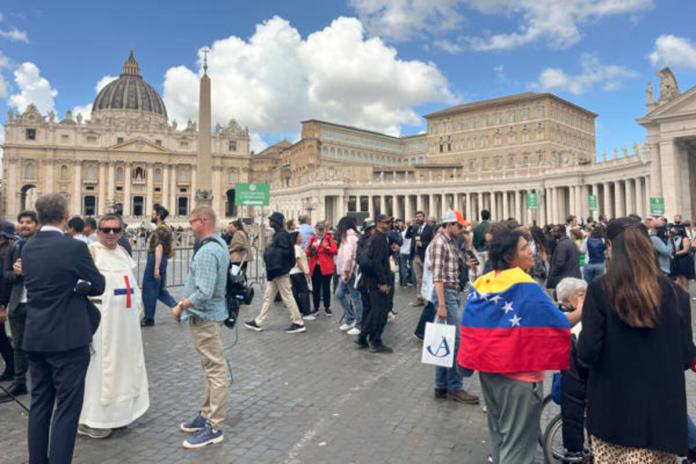 Más de 11.000 personas en la plaza de San Pedro para ver la segunda fumata Los 133 cardenales no consiguieron elegir a un nuevo Papa después de las dos votaciones celebradas durante la mañana del jueves en la Capilla Sixtina, Foro La Hora: EFE.