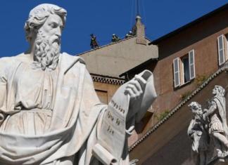 Este viernes 2 de mayo, operarios del Vaticano han comenzado a instalar la chimenea que conecta con la Capilla Sixtina. Foto La Hora: EFE.