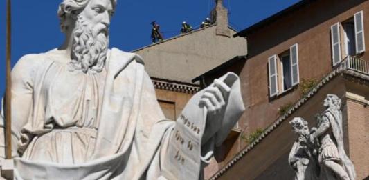 Este viernes 2 de mayo, operarios del Vaticano han comenzado a instalar la chimenea que conecta con la Capilla Sixtina. Foto La Hora: EFE.