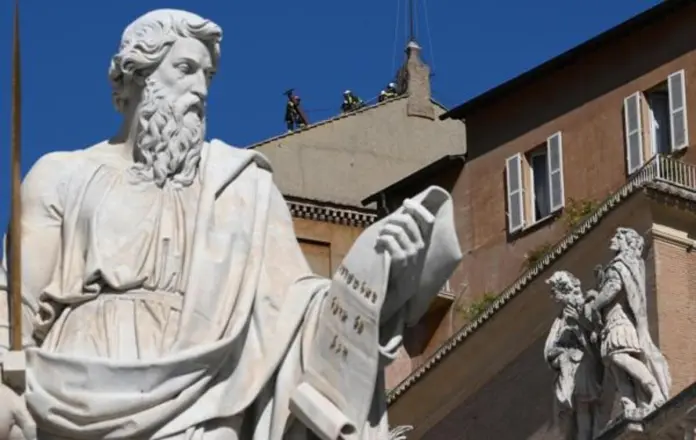 Se instala la chimenea en la Capilla Sixtina para el cónclave Este viernes 2 de mayo, operarios del Vaticano han comenzado a instalar la chimenea que conecta con la Capilla Sixtina. Foto La Hora: EFE.
