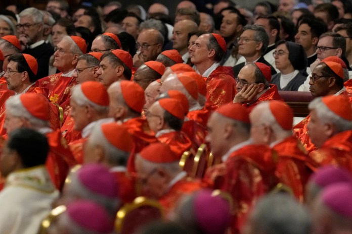 Los cardenales se congregan en la Capilla Paulina antes de encerrarse en la Capilla Sixtina . Foto La Hora: AP.