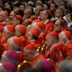 Los cardenales se congregan en la Capilla Paulina antes de encerrarse en la Capilla Sixtina . Foto La Hora: AP.