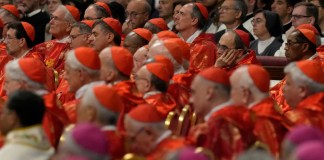 Los cardenales se congregan en la Capilla Paulina antes de encerrarse en la Capilla Sixtina . Foto La Hora: AP.