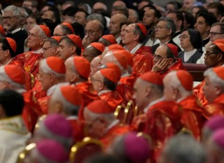 Los cardenales se congregan en la Capilla Paulina antes de encerrarse en la Capilla Sixtina . Foto La Hora: AP.